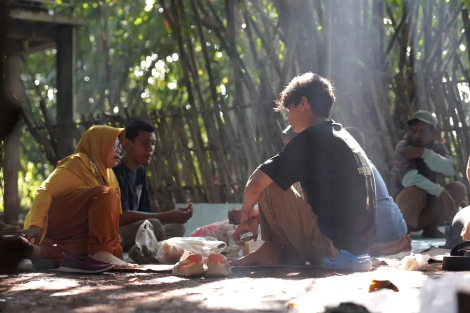 Pertemuan komunitas warga berdiskusi di ruang terbuka